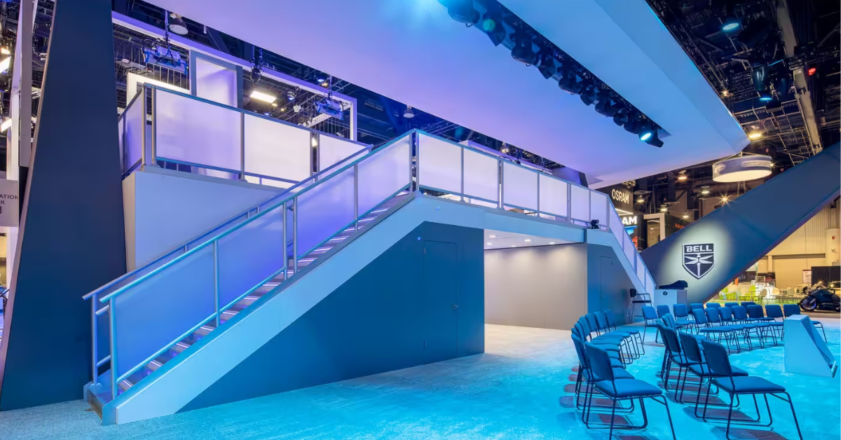 Two-level exhibit with a white staircase